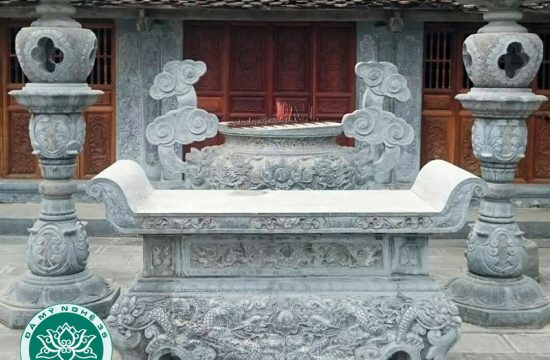 Bàn lễ hay còn gọi là bàn thờ đá là một trong những sản phẩm rất cần thiết cho lăng mộ, đền, chùa