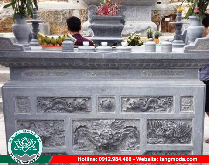 Bàn lễ đá có vai trò rất quan trọng đối với văn hóa thờ cúng tâm linh của người Việt