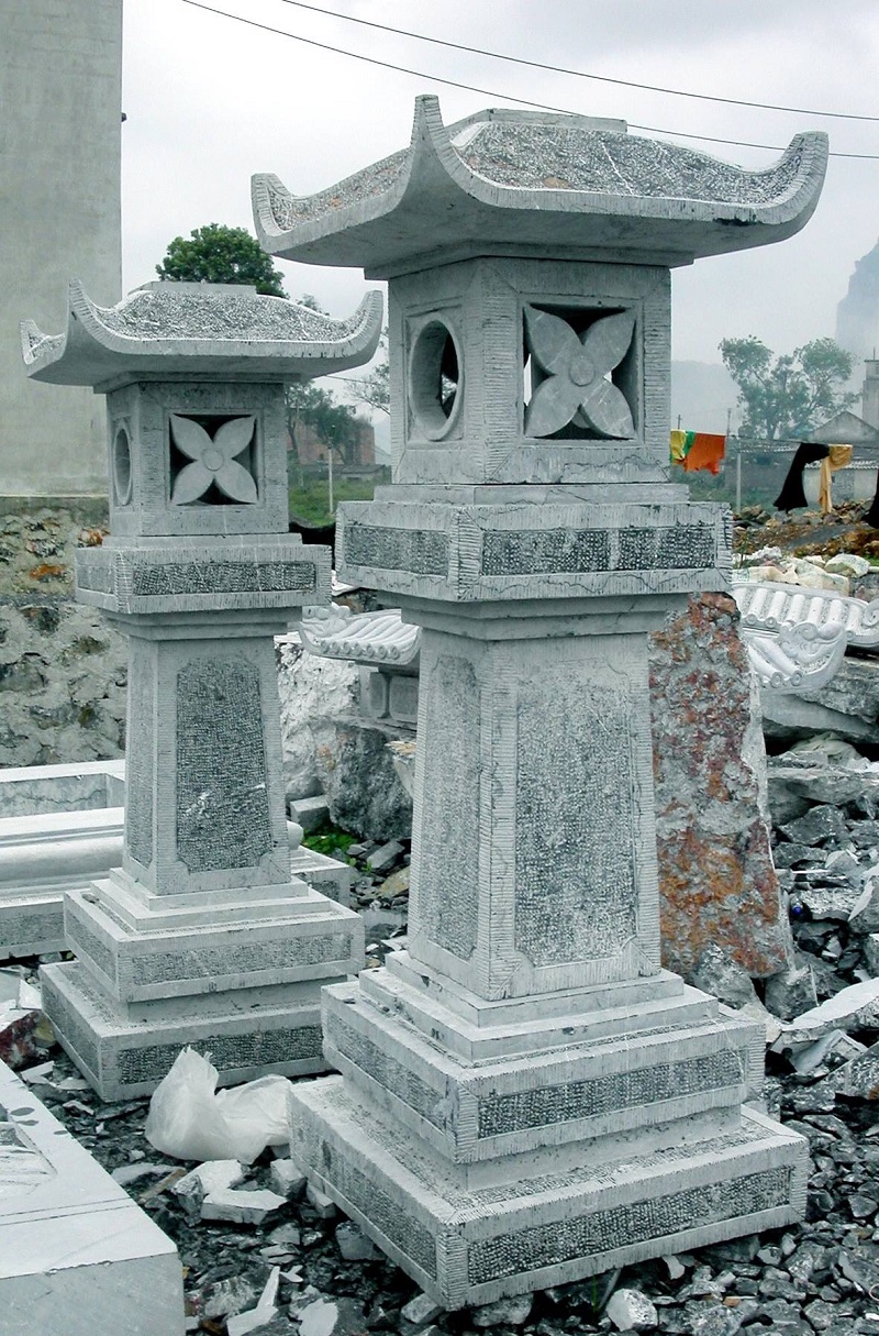 Đèn đá được dùng trong bố trí sân vườn, thắp sáng khu thờ cúng tâm linh và có cấu tạo 2 phần chính